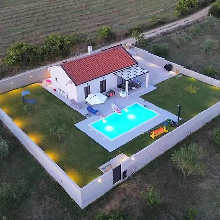 Holiday home Awesome In With Jacuzzi