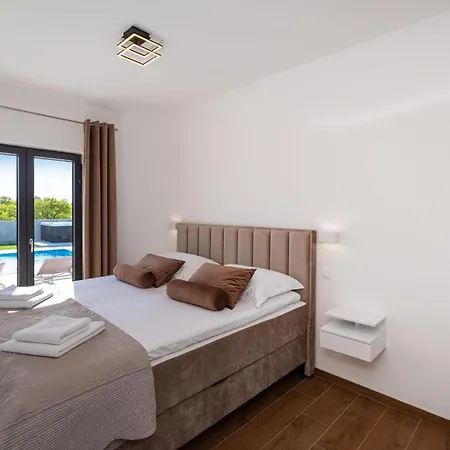 Awesome In With Jacuzzi Holiday home *
