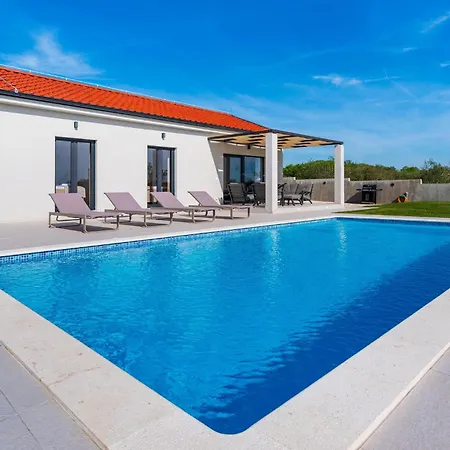 Holiday home Awesome In With Jacuzzi Brisevo