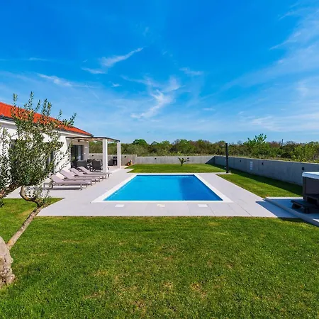 Holiday home Awesome In With Jacuzzi Brisevo