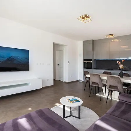 Awesome In With Jacuzzi Holiday home