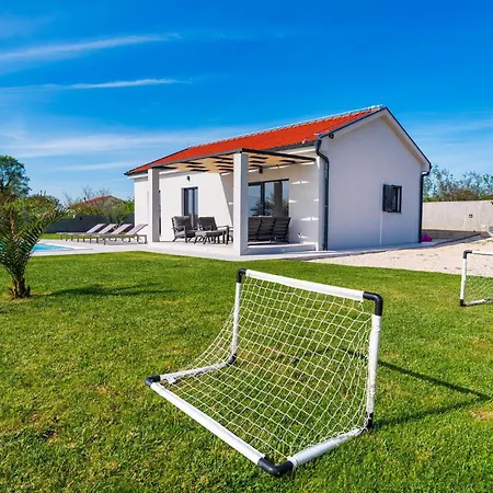 Awesome In With Jacuzzi Holiday home
